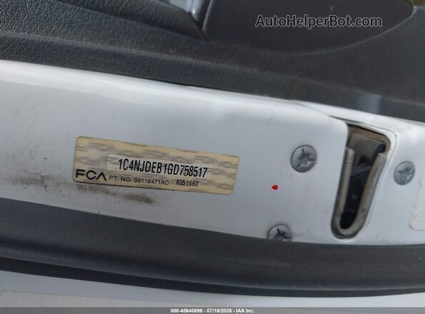 1C4NJDEB1GD758517 2016 JEEP COMPASS White Widok komory silnika