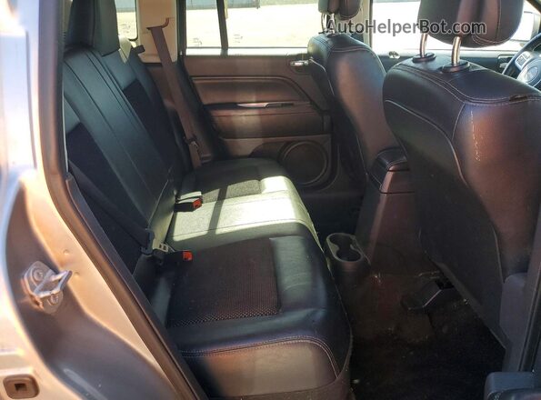 1C4NJDEB6GD781999 2016 JEEP COMPASS Silver Rear interior view