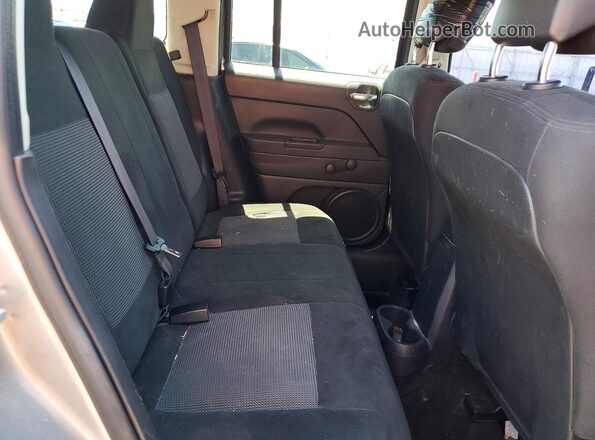 1C4NJPBA0GD763897 2016 JEEP PATRIOT Серебряный Вид задней части салона