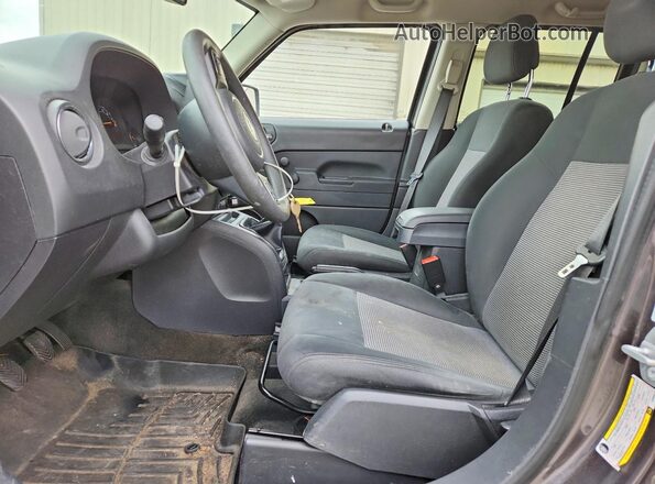 1C4NJPBA1GD583313 2016 JEEP PATRIOT Серый Вид салона спереди