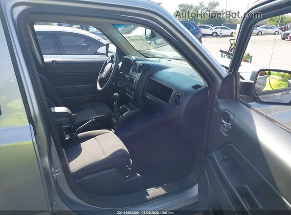 1C4NJPBA1GD642683 2016 JEEP PATRIOT Silver Front interior view