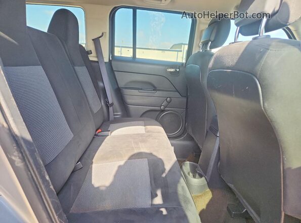 1C4NJPBA1GD679197 2016 JEEP PATRIOT Silver უკანა სალონის ხედი