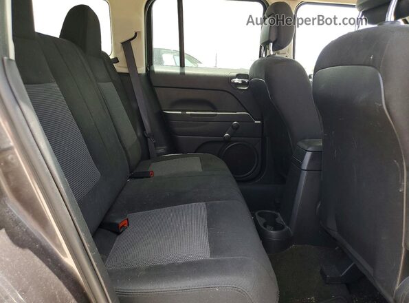 1C4NJPBA1HD203629 2017 JEEP PATRIOT Gray Вид задньої частини салону