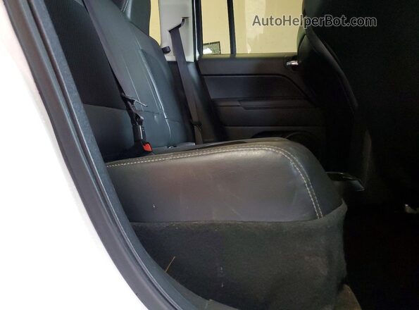 1C4NJPBA3GD602976 2016 JEEP PATRIOT Белый Вид задней части салона