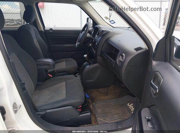 1C4NJPBA3HD116394 2017 JEEP PATRIOT White Front interior view