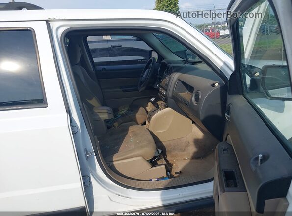 1C4NJPBA4GD754202 2016 JEEP PATRIOT Белый Вид салона спереди