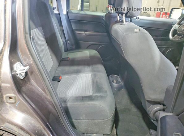 1C4NJPBAXGD537530 2016 JEEP PATRIOT Gray Vista interior trasera