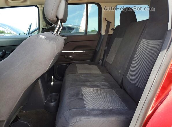 1C4NJPBAXGD783820 2016 JEEP PATRIOT Red Вид задньої частини салону