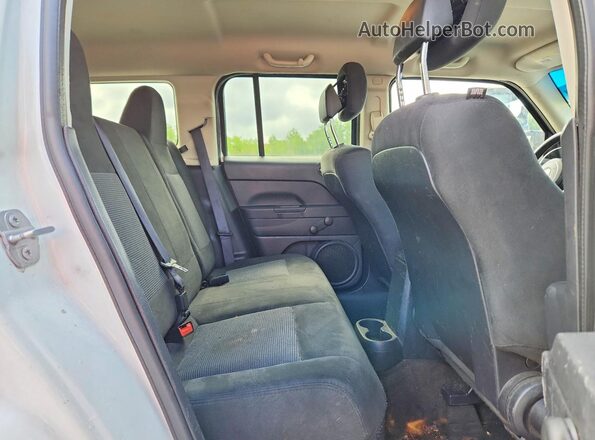 1C4NJPBB1HD121425 2017 JEEP PATRIOT White Вид задньої частини салону