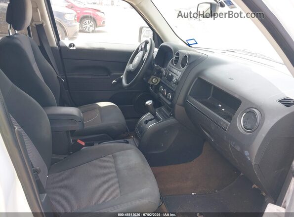 1C4NJPBB4GD576137 2016 JEEP PATRIOT White Front interior view