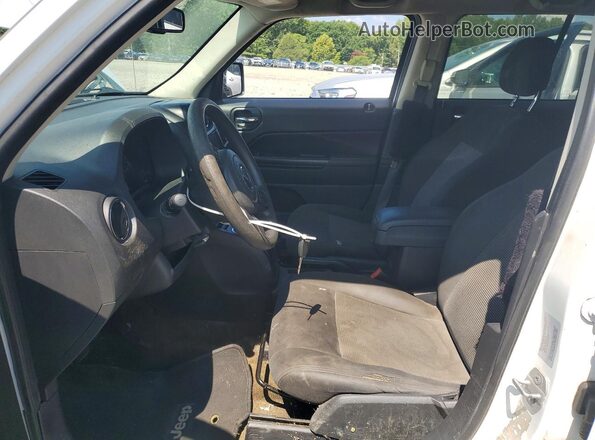 1C4NJPBB6GD770622 2016 JEEP PATRIOT White Front interior view