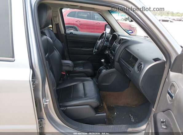 1C4NJPFAXGD652140 2016 JEEP PATRIOT Серебряный Вид салона спереди