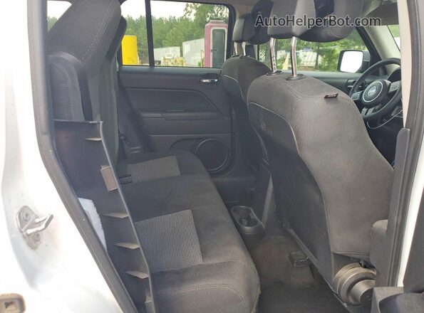 1C4NJPFB7GD651889 2016 JEEP PATRIOT White Rear seats view