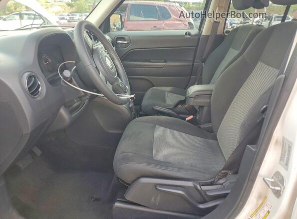 1C4NJPFB7GD651889 2016 JEEP PATRIOT White Front interior view