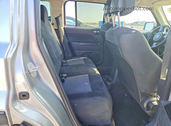 1C4NJPFB8HD183284 2017 JEEP PATRIOT Gray Vista interior trasera
