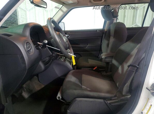 1C4NJRBB1GD714891 2016 JEEP PATRIOT White Front interior view