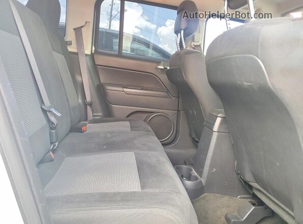 1C4NJRBB7GD669150 2016 JEEP PATRIOT White Vista interior trasera
