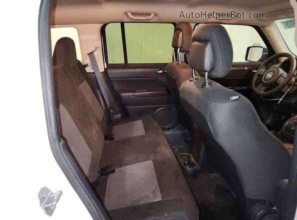 1C4NJRBB8GD684787 2016 JEEP PATRIOT White Rear interior view