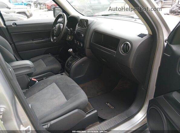 1C4NJRBBXGD556809 2016 JEEP PATRIOT Silver Front interior view