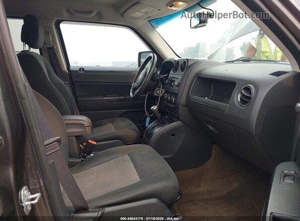 1C4NJRFB0GD685717 2016 JEEP PATRIOT Gray Вид салону спереду