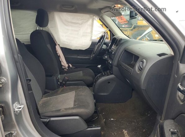 1C4NJRFB3GD759700 2016 JEEP PATRIOT Silver Вид салону спереду