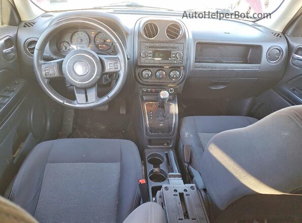 1C4NJRFB4GD685736 2016 JEEP PATRIOT Red Вид панелі приладів