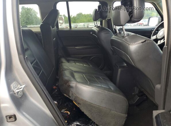 1C4NJRFBXGD522587 2016 JEEP PATRIOT Silver Vista interior trasera
