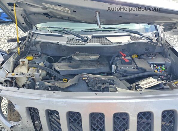 1C4NJRFBXGD522587 2016 JEEP PATRIOT Silver Vista del compartimento del motor