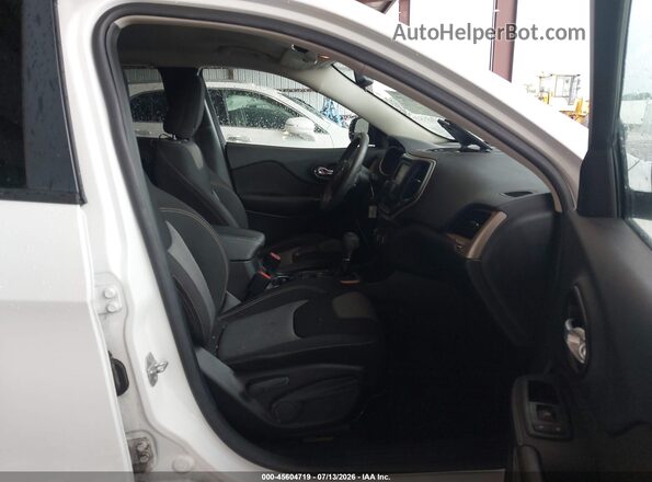 1C4PJLAB2GW189674 2016 JEEP CHEROKEE White Widok wnętrza z przodu