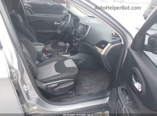1C4PJLAB4GW307904 2016 JEEP CHEROKEE Gray Widok wnętrza z przodu
