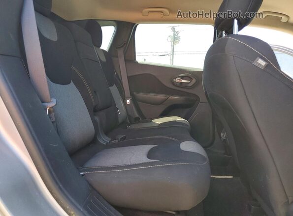 1C4PJLAB4GW319468 2016 JEEP CHEROKEE Silver Vista interior trasera
