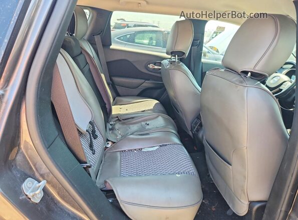 1C4PJLAB6HW508057 2017 JEEP CHEROKEE Gray Vista de los asientos traseros