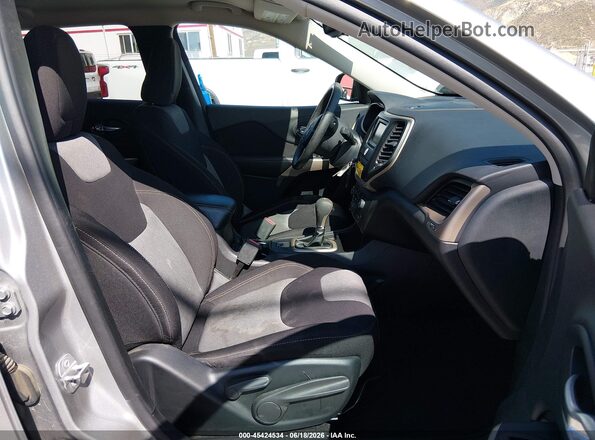 1C4PJLAB9HD225096 2017 JEEP CHEROKEE Silver Вид салону спереду