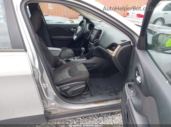 1C4PJLAS5HW554351 2017 JEEP CHEROKEE Silver Widok wnętrza z przodu