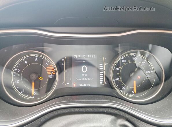 1C4PJLCB0KD286146 2019 JEEP CHEROKEE Maroon ხელსაწყოთა პანელის ხედი