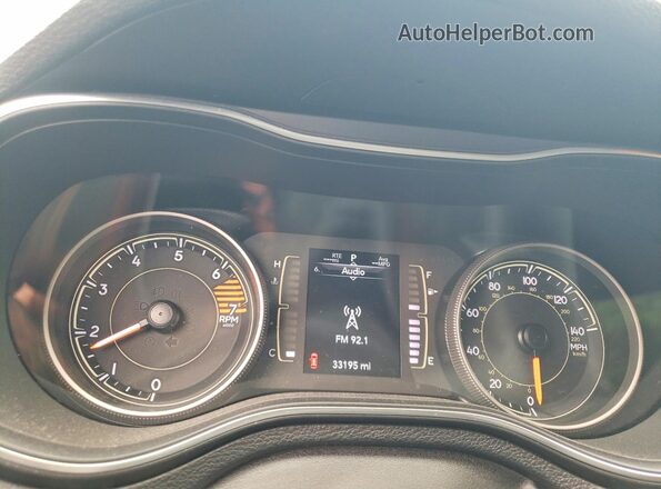1C4PJLCB0KD290469 2019 JEEP CHEROKEE Burgundy Սարքավորումների վահանակի տեսք