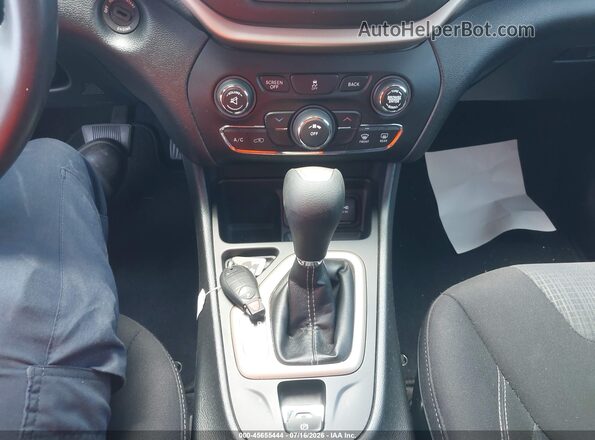 1C4PJLCB2GW342471 2016 JEEP CHEROKEE Red Widok deski rozdzielczej