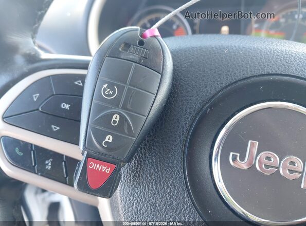 1C4PJLCB2JD538445 2018 JEEP CHEROKEE White Вид панелі приладів