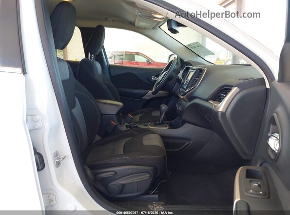1C4PJLCB2JD563300 2018 JEEP CHEROKEE White Front interior view