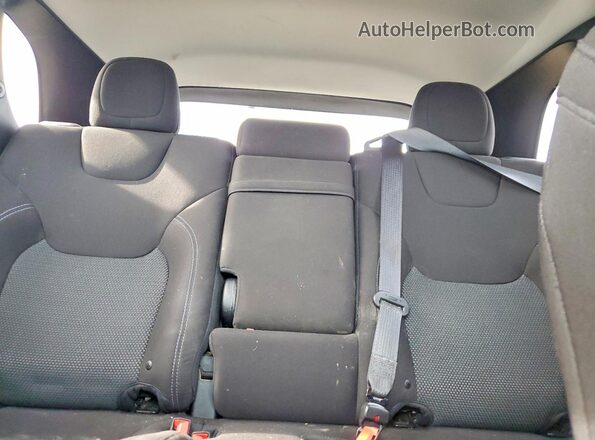 1C4PJLCB2KD222464 2019 JEEP CHEROKEE Maroon Vista de los asientos traseros