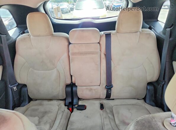 1C4PJLCB3HW507218 2017 JEEP CHEROKEE Red Widok tylnych siedzeń
