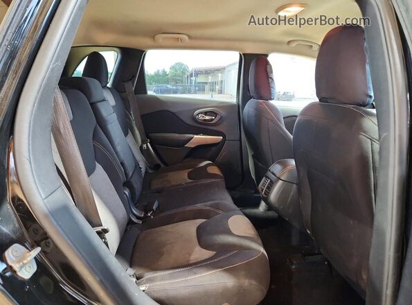 1C4PJLCB3JD611421 2018 JEEP CHEROKEE Black Widok wnętrza z tyłu