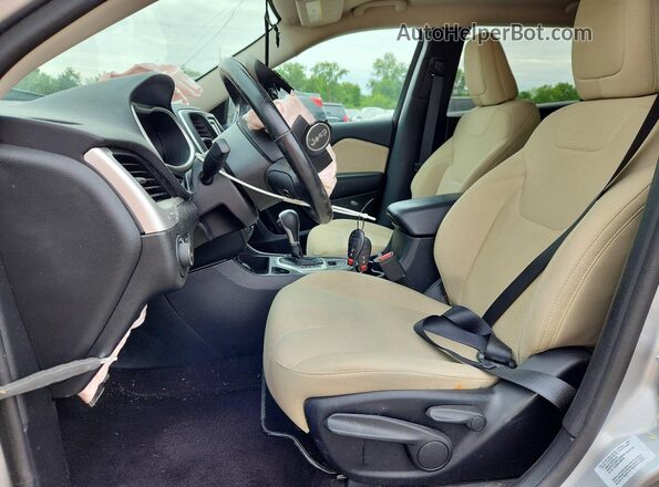 1C4PJLCB4GW308273 2016 JEEP CHEROKEE Silver Front interior view