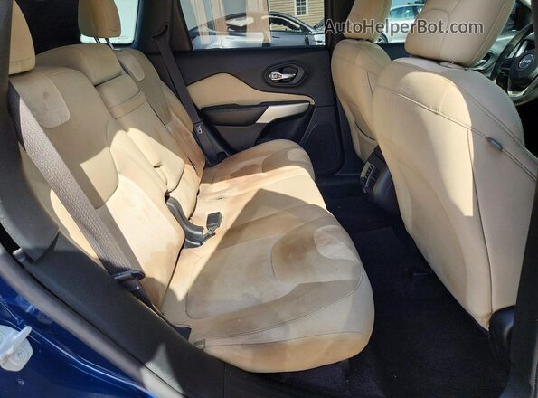 1C4PJLCB4JD551682 2018 JEEP CHEROKEE Blue Rear interior view