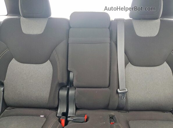 1C4PJLCB4JD559085 2018 JEEP CHEROKEE Silver Вид задніх сидінь