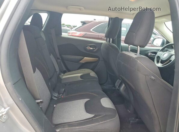 1C4PJLCB4JD559085 2018 JEEP CHEROKEE Silver Вид задньої частини салону