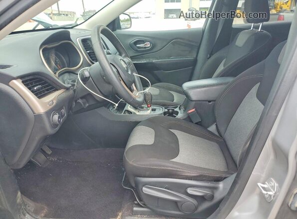 1C4PJLCB4JD559085 2018 JEEP CHEROKEE Silver Вид салону спереду
