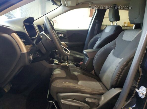 1C4PJLCB4JD587436 2018 JEEP CHEROKEE Black Front interior view