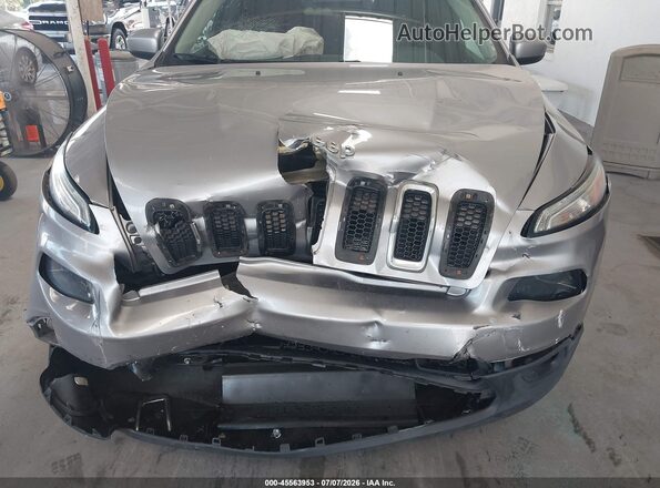1C4PJLCB5JD531179 2018 JEEP CHEROKEE Silver Widok zestawu wskaźników