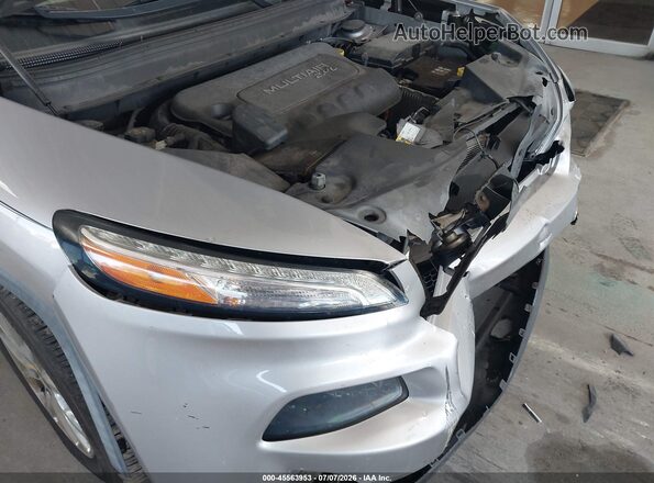 1C4PJLCB5JD531179 2018 JEEP CHEROKEE Silver Widok z przodu